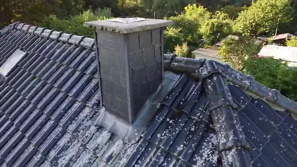 Schornstein auf einem Walmdach, die Dachhaube fehlt
